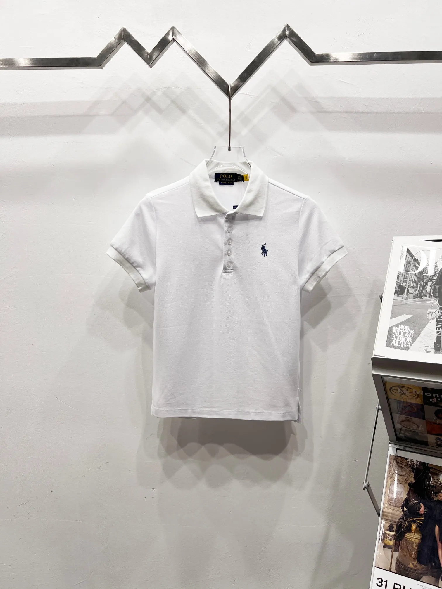 P140 (women's style) Ralph Lauren five-button classic pony embroidered polo shirt short-sleeved T-shirt women's polo Every summer, polo shirts have become a must-have item in the wardrobe! Especially this Ralph Lauren polo shirt, with its classic pony logo embroidery, you will fall in love with it at first sight. The slim fit perfectly shows off women's curves, the five-button design is simple yet elegant, and the pure cotton material allows the skin to feel the coolness of summer. This polo shirt is not only suitable for daily wear, but also the best choice for dates and parties. Whether paired with shorts or jeans, it can show a different American style. Color White Size S-L